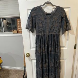 Lined Gray Lace Maxi Boutique Dress (Sise Small)